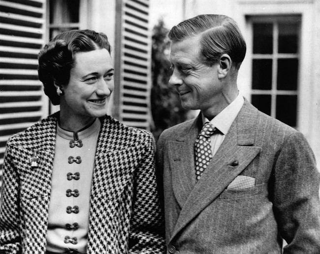 Menurut penulis biografi Wallis Simpson, Andrew Morton, sang sosialita tidak mencintai Edward VIII sepenuh hati. Dalam buku berjudul Wallis in Love: The Untold Life of the Duchess of Windsor, The Woman Who Changed the Monarchy itu dikatakan Wallis hanya berpura-pura bahagia dan merasa kecewa pada mantan Raja Inggris itu karena menyerahkan takhtanya. Foto: Getty Images