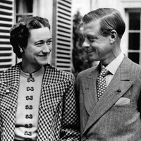 Menurut penulis biografi Wallis Simpson, Andrew Morton, sang sosialita tidak mencintai Edward VIII sepenuh hati. Dalam buku berjudul Wallis in Love: The Untold Life of the Duchess of Windsor, The Woman Who Changed the Monarchy itu dikatakan Wallis hanya berpura-pura bahagia dan merasa kecewa pada mantan Raja Inggris itu karena menyerahkan takhtanya. Foto: Getty Images