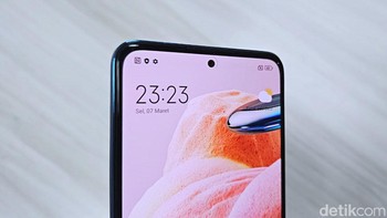 Redmi Note 12 Pro mengadopsi punch hole. Di sana terdapat kamera selfie 16 MP. Foto: Adi Fida Rahman/detikINET