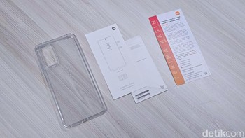 Dalam kotaknya disertakan case transparan, kertas petunjuk dan ucapan terima kasih dari Xiaomi. Foto: Adi Fida Rahman/detikINET