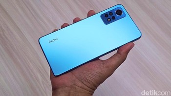 Ini Redmi Note 12 Pro varian Glacier Blue, selain itu ada Graphote Black. Foto: Adi Fida Rahman/detikINET