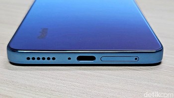 Bagian bawah Redmi Note 12 Pro terdapat speaker, port USB type C dan SIM Card tray. Foto: Adi Fida Rahman/detikINET