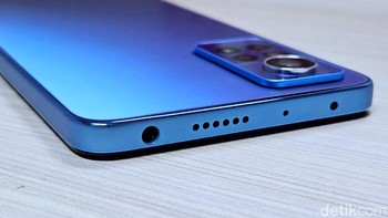 Bagian atas Redmi Note 12 Pro terdapat jack audio 3,5 mm, speaker dan IR Blaster. Foto: Adi Fida Rahman/detikINET