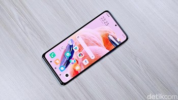 Layar Redmi Note 12 Pro menggunakan panel AMOLED 6,67 inch Full HD+. Xiaomi memberikan dukungan refresh rate 120Hz, kecerahan hingga 1.000 nits dan Dolby Vision.Foto: Adi Fida Rahman/detikINET