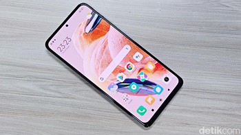 Redmi Note 12 Pro disokong chipset Snapdragon 732G yang dipadukan dengan RAM hingga 8 GB. Ruang penyimpanan pun lapang hingga 256 GB, kalaulah kurang masih tersedia slot microSD untuk memperluasnya. Foto: Adi Fida Rahman/detikINET