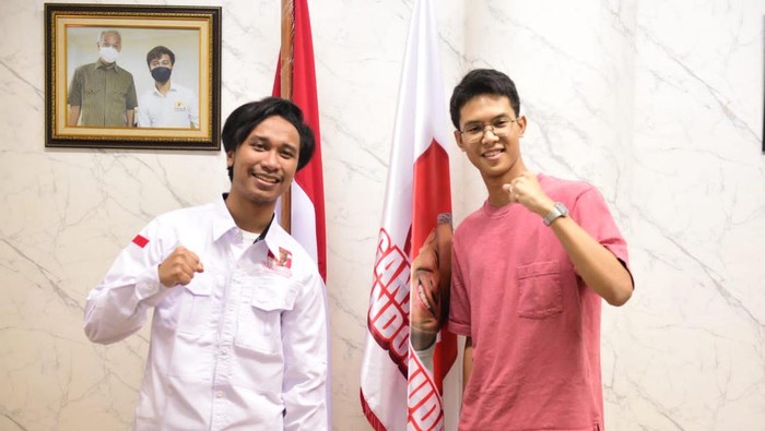 Relawan calon presiden Ganjar Pranowo yang tergabung dalam Ganjar Muda Indonesia (GMI) menggandeng putra Ganjar, Muhammad Zinedine Alam Ganjar.