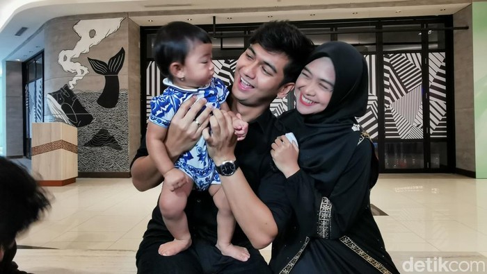 RIa Ricis bersama suami dan anak.