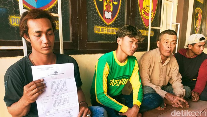 Rosidi, kuli bangunan di SAmpang melaporkan polisi yang memukulinya