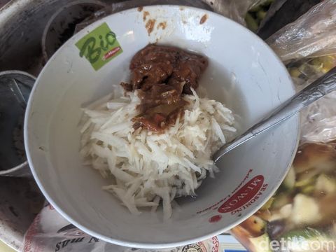 Rujak Werak khas Desa Morodemak, Kecamatan Bonang, Kabupaten Demak, Jumat (2/6/2028).