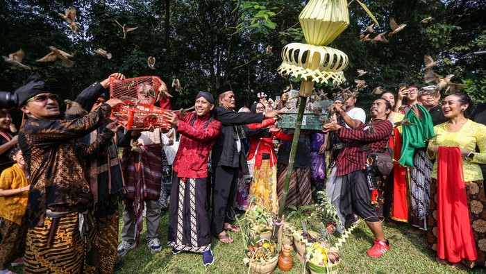 Sejumlah peserta membawa sesaji dan bibit pohon saat Kirab Sedekah Hutan di Hutan Universitas Indonesia, Depok, Jawa Barat, Sabtu (3/6/2023). Komunitas BAKUL Budaya FIB UI menggelar kegiatan Sedekah Hutan Universitas Indonesia 2023 dengan kirab budaya dan menanam seribu bibit pohon yang bertujuan untuk melestarikan alam serta menjaga tradisi kebudayaan yaitu rangkaian peringatan Hari Lingkungan Hidup Sedunia. ANTARA FOTO/Asprilla Dwi Adha/nym.