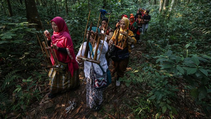 Sejumlah peserta membawa sesaji dan bibit pohon saat Kirab Sedekah Hutan di Hutan Universitas Indonesia, Depok, Jawa Barat, Sabtu (3/6/2023). Komunitas BAKUL Budaya FIB UI menggelar kegiatan Sedekah Hutan Universitas Indonesia 2023 dengan kirab budaya dan menanam seribu bibit pohon yang bertujuan untuk melestarikan alam serta menjaga tradisi kebudayaan yaitu rangkaian peringatan Hari Lingkungan Hidup Sedunia. ANTARA FOTO/Asprilla Dwi Adha/nym.