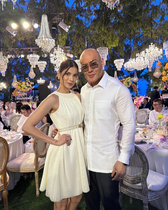 Serunya Deddy Corbuzier Kulineran Bareng Istri dan Keluarga