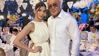 Selalu tampil romantis dan mesra dengan sang istri, Sabrina Chairunnisa. Deddy tampil di acara makan malam yang dihadiri bersama istrinya. Foto: Instagram Deddy Corbuzier