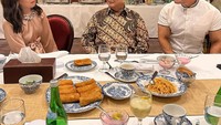 Makan malam dengan Prabowo, Deddy bawa Sabrina untuk mencicipi aneka makanan enak di sana. Foto: Instagram Deddy Corbuzier