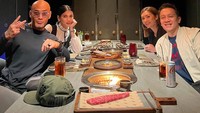 Punya banyak teman dari berbagai kalangan, Deddy selalu sempatkan waktu untuk makan-makan dan bertemu dengan temannya. Foto: Instagram Deddy Corbuzier