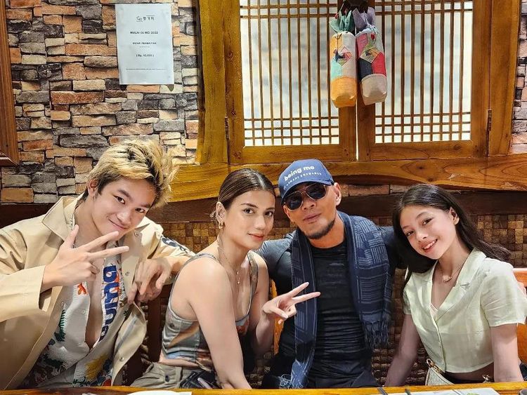 Serunya Deddy Corbuzier Kulineran Bareng Istri dan Anak