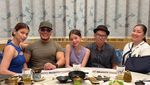 Serunya Deddy Corbuzier Kulineran Bareng Istri dan Anak
