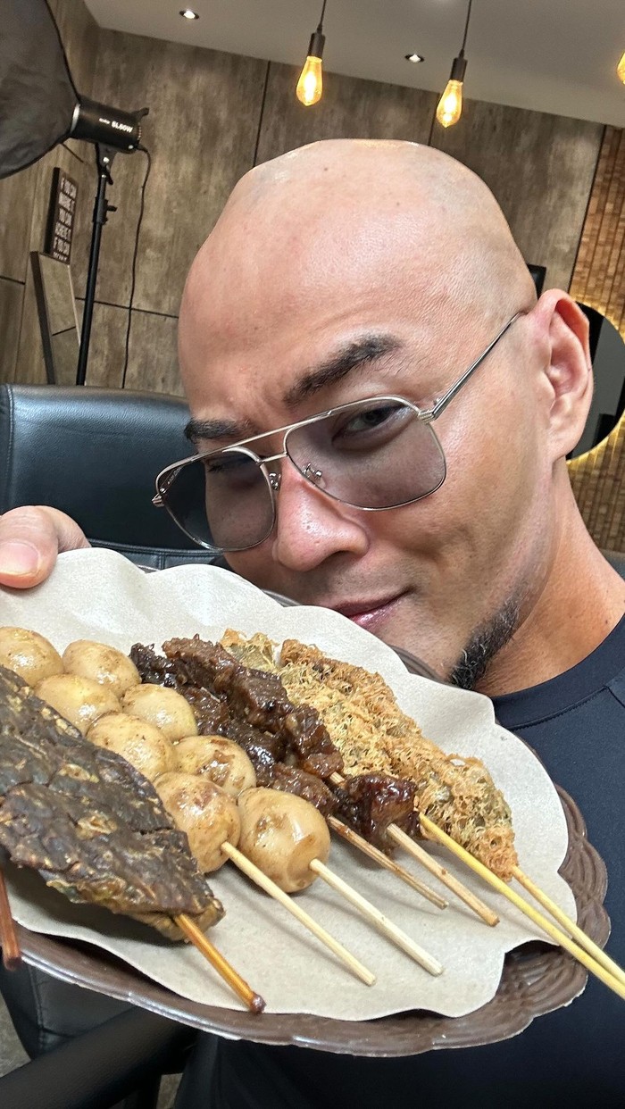 Serunya Deddy Corbuzier Kulineran Bareng Istri dan Keluarga Serunya Deddy Corbuzier Kulineran Bareng Istri dan Keluarga
