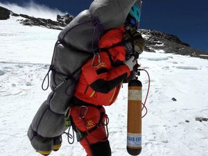 Viral Sherpa Selamatkan Pendaki Malaysia di Everest, Ini Tugas dan Gajinya