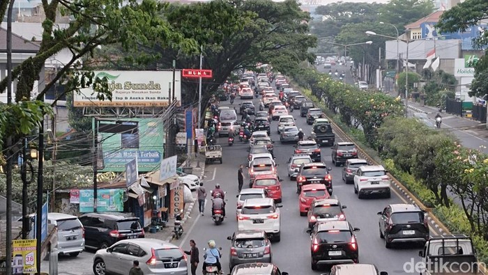 Suasana kawasan Jalan Pasteur Bandung.
