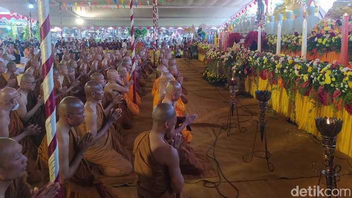 Suasana puja bakti di Candi Mendut untuk penyemayaman air suci dan pensakralan, Sabtu (3/6/2023).