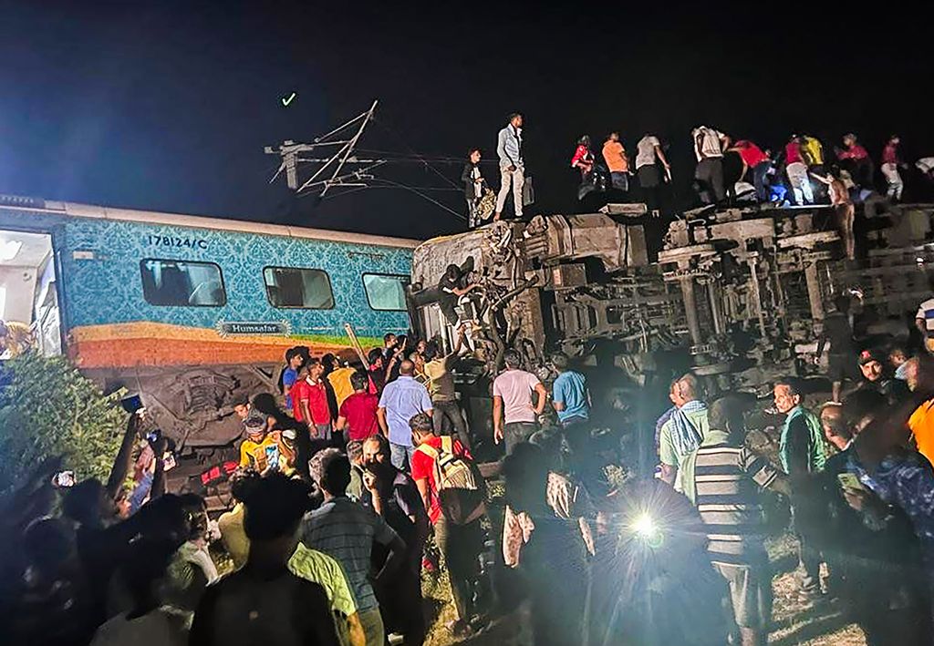 Suasana usai terjadi kecelakaan kereta yang tergelincir di distrik Balasore,India. (Press Trust of India via AP))