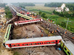 Ngerinya Tabrakan Kereta India: Orang Hilang Tangan dan Kaki