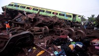 Kecelakaan mengerikan ini melibatkan tiga kereta yang terdiri dari dua kereta penumpang dan satu kereta barang. Dalam peristiwa ini, satu kereta menabrak kereta yang lain dengan sangat keras, sehingga gerbong-gerbong terangkat tinggi ke udara, berputar dan kemudian menghantam rel.