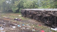 Dilansir kantor berita AFP, Sabtu (3/6/2023), pejabat-pejabat perkeretaapian India mengatakan tragedi dimulai ketika kereta ekspres yang berjalan ke utara dari pusat teknologi India, Bengaluru ke Kolkata tergelincir, jatuh ke jalur selatan yang berdekatan. 