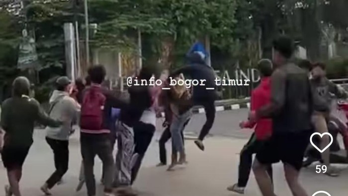 Tawuran pelajar pakai tangan kosong di Klapanunggal, Kab. Bogor (screenshot video viral)