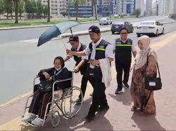 Potret Hangat Jemaah Haji Lansia dan Petugas Haji di Makkah
