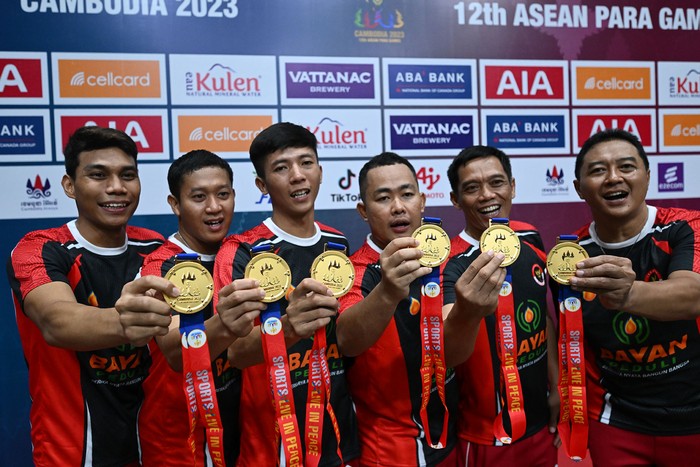 Tim Para-Bulutangkis Indonesia merebut emas beregu putra di ASEAN Para Games 2023.