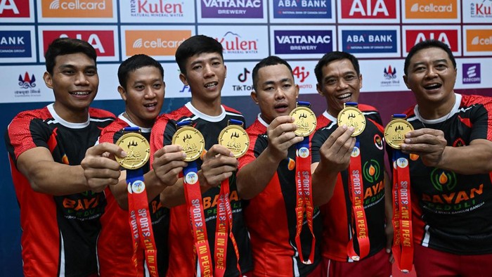 Tim Para-Bulutangkis Indonesia merebut emas beregu putra di ASEAN Para Games 2023.