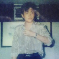 Inilah potret masa muda Deddy Corbuzier sebelum dikenal sebagai pesulap. Pria kelahiran 1976 itu terlihat punya rambut panjang, tidak seperti sekarang. Foto: Instagram