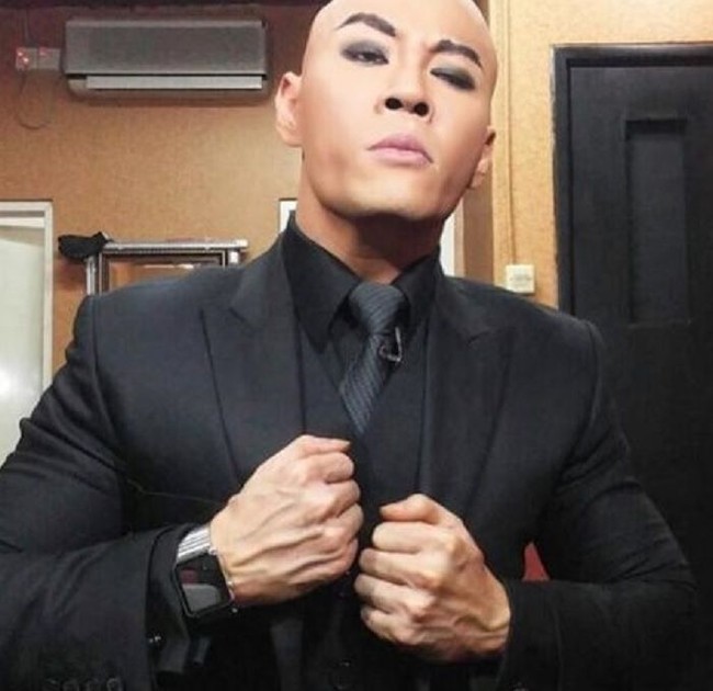 Dengan bentuk tubuhnya yang semakin besar, Deddy Corbuzier aktif menjadi host acara Hitam Putih. Foto: Instagram