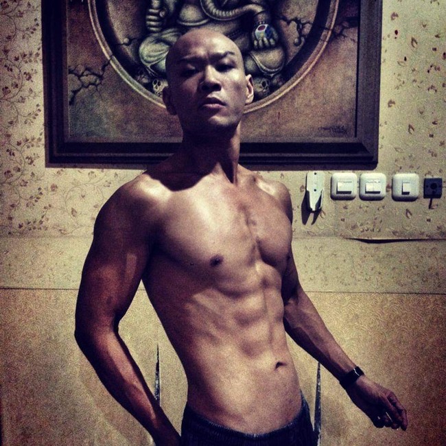 Deddy Corbuzier membuat transformasi mengejutkan setelah melakukan diet ketat pada tahun 2013. Master mentalis itu juga rutin berolahraga hingga punya tubuh atletis. Foto: Instagram