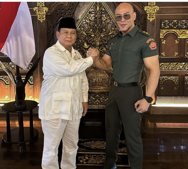 Kini pemilik nama asli Deodatus Andreas Deddy Cahyadi Sunjoyo itu populer dengan podcast YouTube Close The Door. Pada akhir tahun lalu, dia pun dianugerahi pangkat Letkol Tituler oleh Prabowo. Foto: Instagram