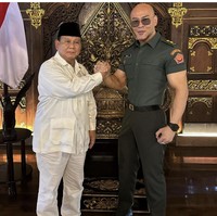 Kini pemilik nama asli Deodatus Andreas Deddy Cahyadi Sunjoyo itu populer dengan podcast YouTube Close The Door. Pada akhir tahun lalu, dia pun dianugerahi pangkat Letkol Tituler oleh Prabowo. Foto: Instagram