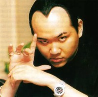 Di awal kemunculannya di televisi, Deddy Corbuzier punya gaya ikonik dengan jidat lebar dan poni berbentuk love. Ayah dari Azka dan Nada itu kemudian memakai riasan mata yang tebal. Foto: Instagram