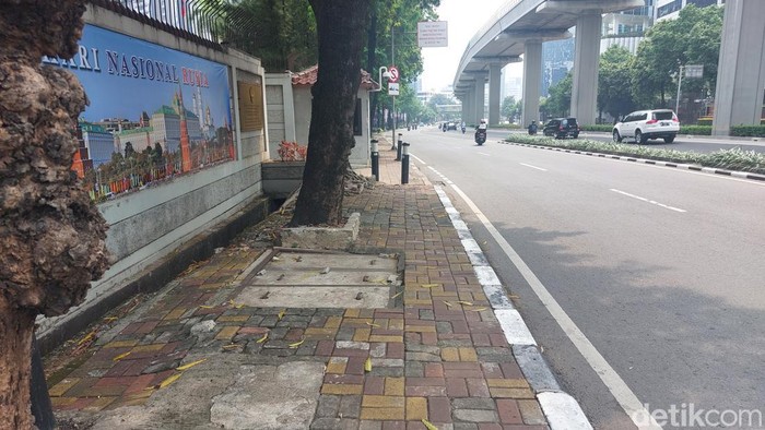 Trotoar depan kantor Kedutaan Besar Rusia bisa dilalui pejalan kaki (Rumondang Naibaho/detikcom)