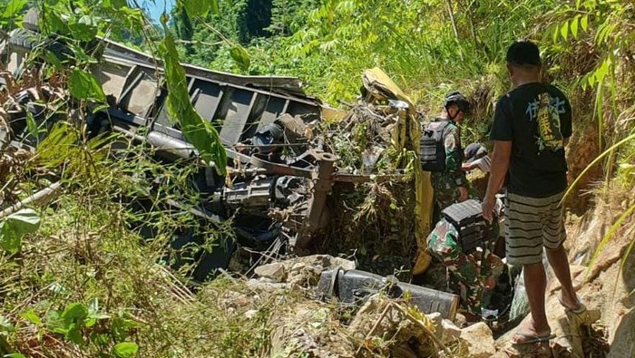 Truk di Tambrauw, Papua Barat Daya masuk jurang usai kendaraan mengalami rem blong.