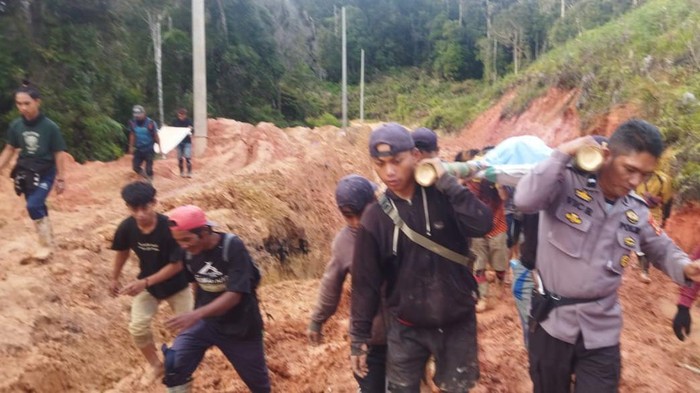 Tukang ojek di Seko, Luwu Utara meninggal diduga karena kelelahan usai lewati jalan rusak.