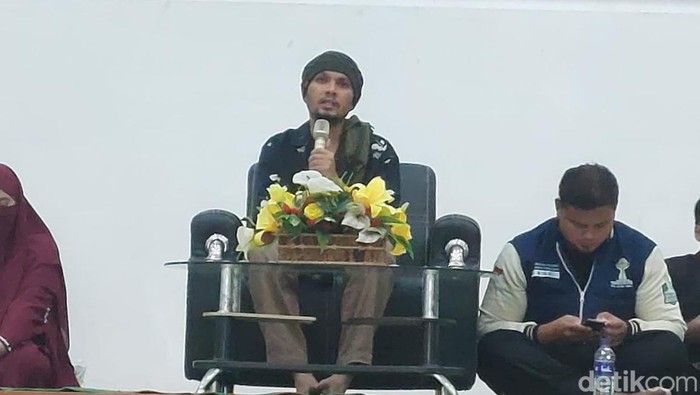 Ustaz Hanan Attaki saat mengisi ceramah di Jember