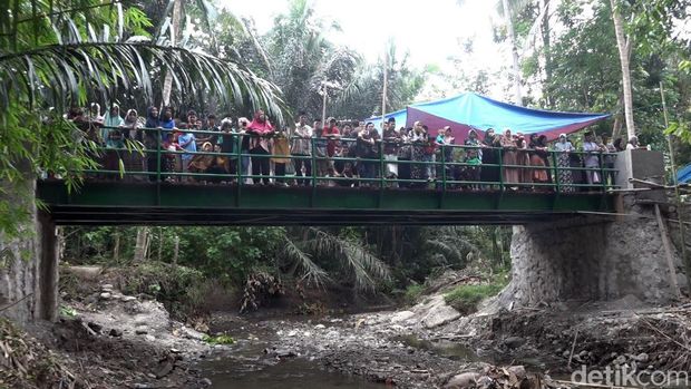 Warga Polman gelar ritual Massorong Lopi.