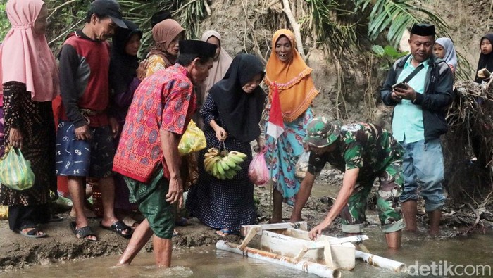 Warga Polman gelar ritual Massorong Lopi.