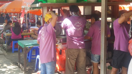 Para pekerja di warung siomay dan bakso Pak Lebah di Jalan Dr Muwardi, Renon, Denpasar, Sabtu (3/6/2023)