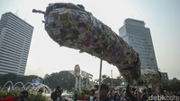 Sejumlah massa menggelar aksi di Bundaran HI, Jakarta, Minggu (4/6/2023). 