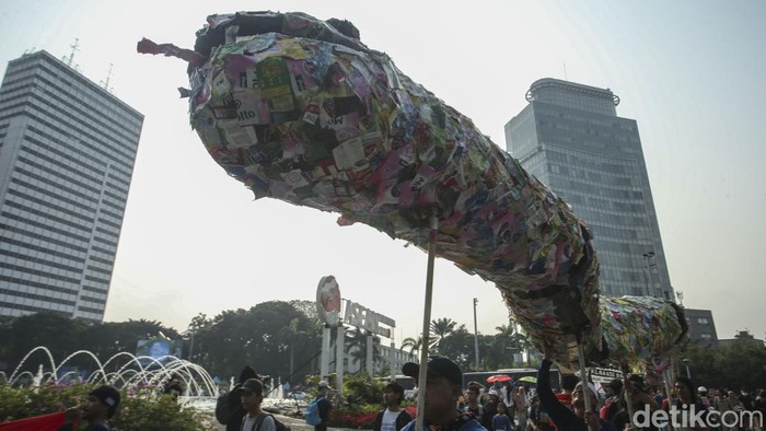 Ada Ular Sampah Raksasa di Hari Lingkungan Hidup Bundaran HI Sejumlah massa menggelar aksi di Bundaran HI, Jakarta, Minggu (4/6/2023). Bertepatan dengan hari lingkungan hidup sedunia massa menggelar aksi terkait lingkungan hidup.