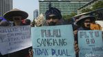 Ada Ular Sampah Raksasa di Hari Lingkungan Hidup Bundaran HI