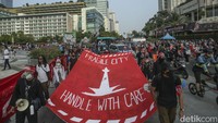 Mereka juga turut berhenti sejenak di Bundaran HI untuk menyampaikan orasinya. 